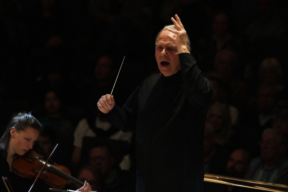 the_halle's tweet photo. 😭 W-O-W we're struggling to find the words after our last Manchester concert with Sir Mark Elder 😭

Thank you to everybody who came and supported us this weekend. The outpour of love towards us and Sir Mark has been overwhelming ❤️

📸 Alex Burns, The Hallé

@hallechoir https://t.co/SDrpZfXCdI
