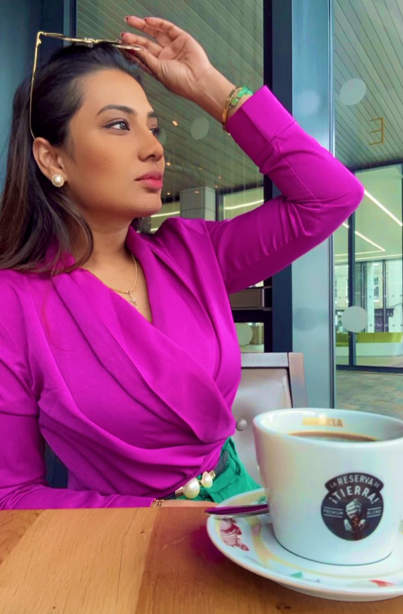 deenatissera's tweet photo. Someone asked, 'Why do you always choose the hard road?'
I replied, 'What makes you think there's an easy one for me?’
#immigrantwoman #womanofcolour #BAMEwoman #TheBarriersWeFaceAreReal #GlassCeilingMustShatter https://t.co/pXWZTuT8Xj
