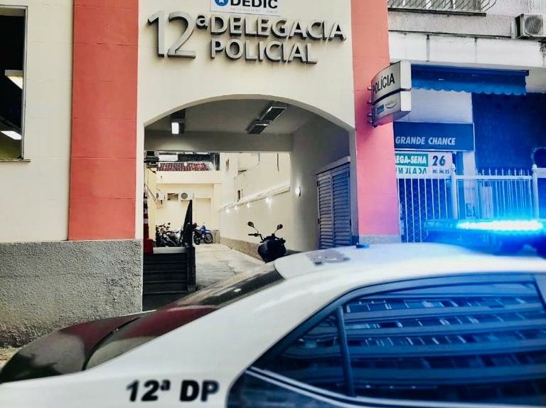 PCERJ's tweet photo. 🚔 #12DP prendeu um homem que era apontado como chefe do tráfico de drogas em Honório Gurgel e que estava foragido após cometer um homicídio. Ele foi encontrado após cruzamento de dados de inteligência dos agentes da distrital.
Fique por dentro 👇
https://t.co/3UdSbvwBsg https://t.co/VEjP4TUvyK