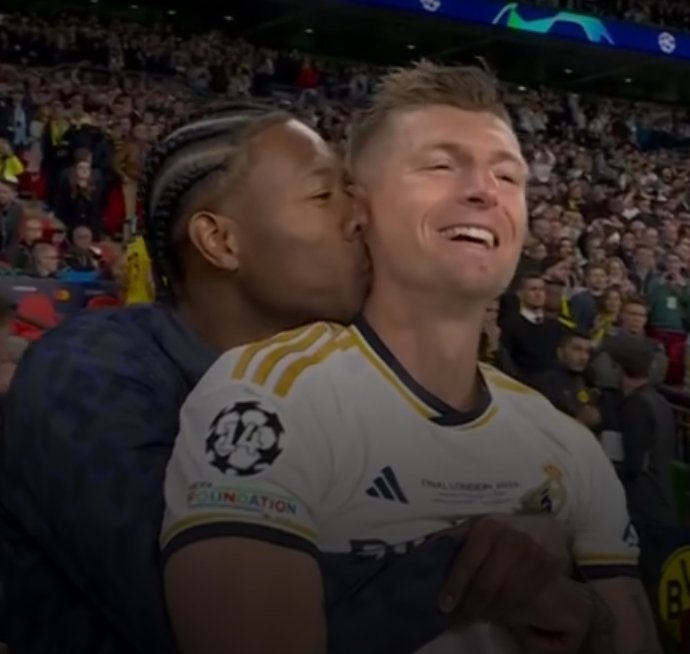Snaihtniroccccc's tweet photo. QUERIA TÁ SÓ O ALABA E O KROSS AGORA https://t.co/015HQGtriE