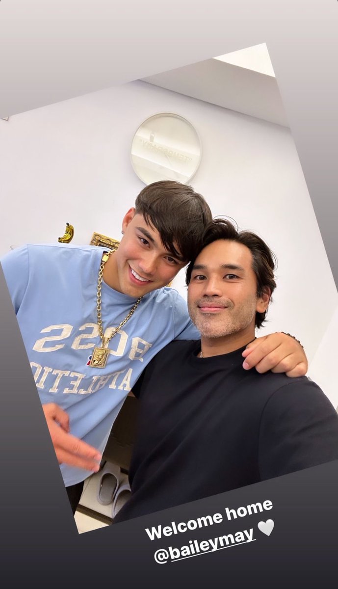 UpdatesBaileyBR's tweet photo. Bailey May esteve hoje com Bang, estilista e designer de moda. 👀 https://t.co/CZfPQhuwen