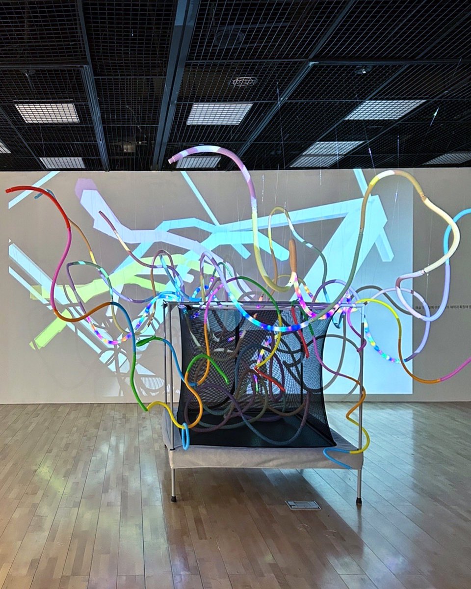 DanielKyong2's tweet photo. Daniel Kyong_Twin Vibes_Trampoline, Plastic Toys, Video Installation_400×400×400 cm (Variable Installation)_2024.

Voxel Artist/Visual Artist : @DanielKyong2

@thesandboxkorea
@VoxEdit 
@GoTheSandboxGo 

#Artist #DanielKyong #art #artwork #installation_art #sculpture #voxelart https://t.co/bZslXRlVZN