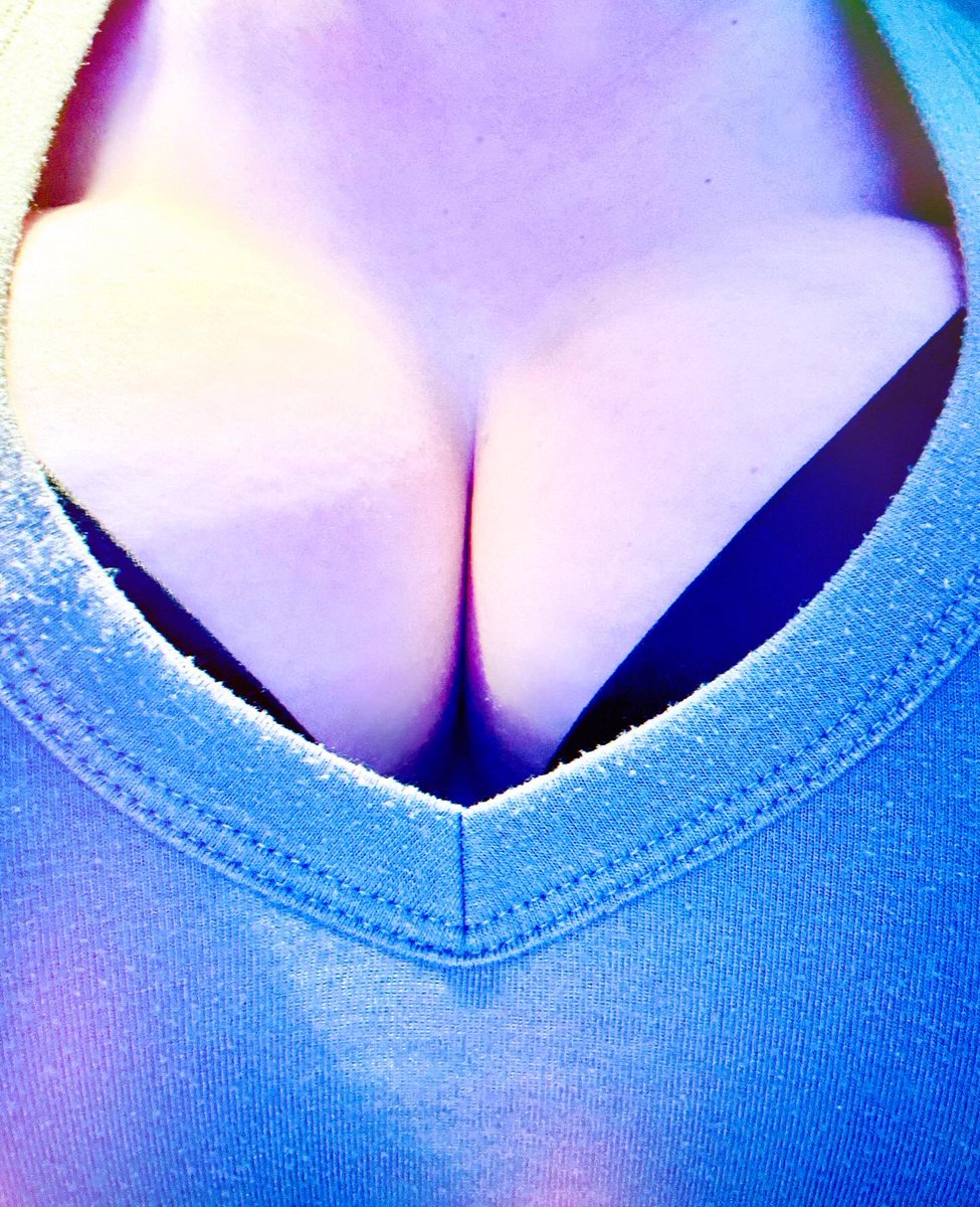 EasyA40H's tweet photo. What you look into my eyes or somewhere else? #Onlyfansnewbie #Onlyfans #Hugeboobs #Milf #Homemadeamatuer #Feet #Naughtygirlnextdoor https://t.co/6LwDkUrbcI