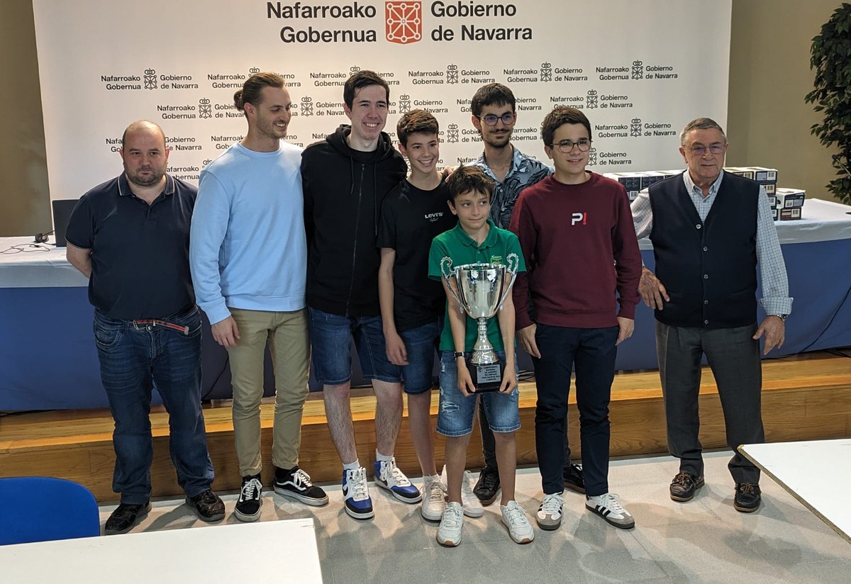 AOberena80768's tweet photo. Y, como remate, el título por Equipos por la tarde! https://t.co/WKlrnCcRgZ https://t.co/np7cRtrNI8