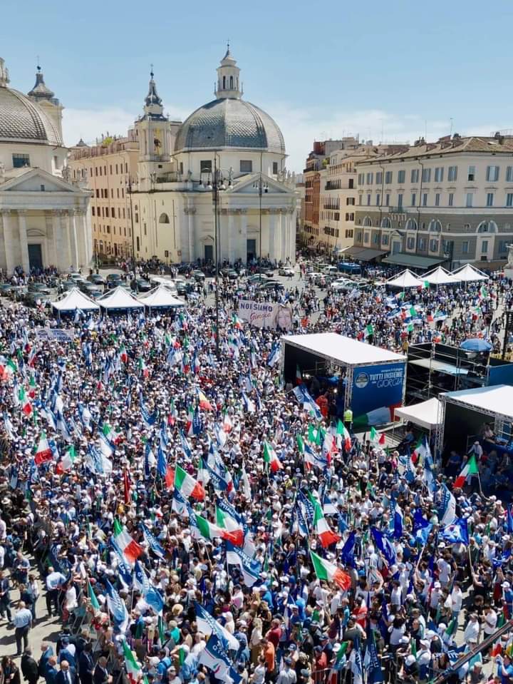 Oggi a Roma in Piazza del Popolo....eravamo 4 amici al bar.....🎼🎵🎶🎶