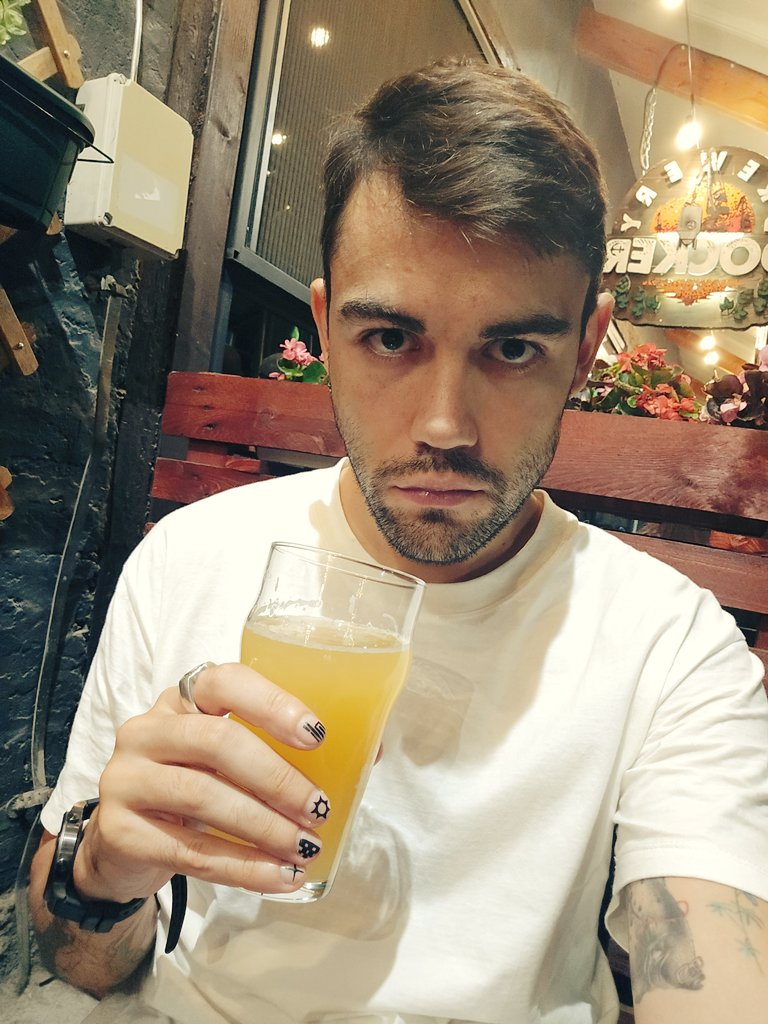 ниже нижнего tweet media