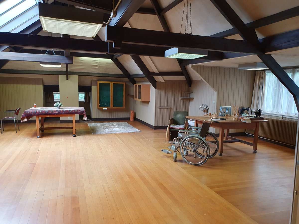 npsanders's tweet photo. #reünie #zonenschild. Het museum werd gesloten en de spullen werden verkocht. Paviljoen #Berkenrode stond leeg,voor de laatste keer herinneringen ophalen en door t lege gebouw lopen. #sweetmemories #psychiatrie #zwartekruis #herontwikkeling https://t.co/hJzFhG3mKM