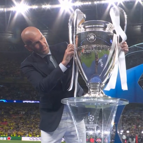 MadridXtra's tweet photo. Zidane with the trophy. 🤍 https://t.co/n12HXEzf6X
