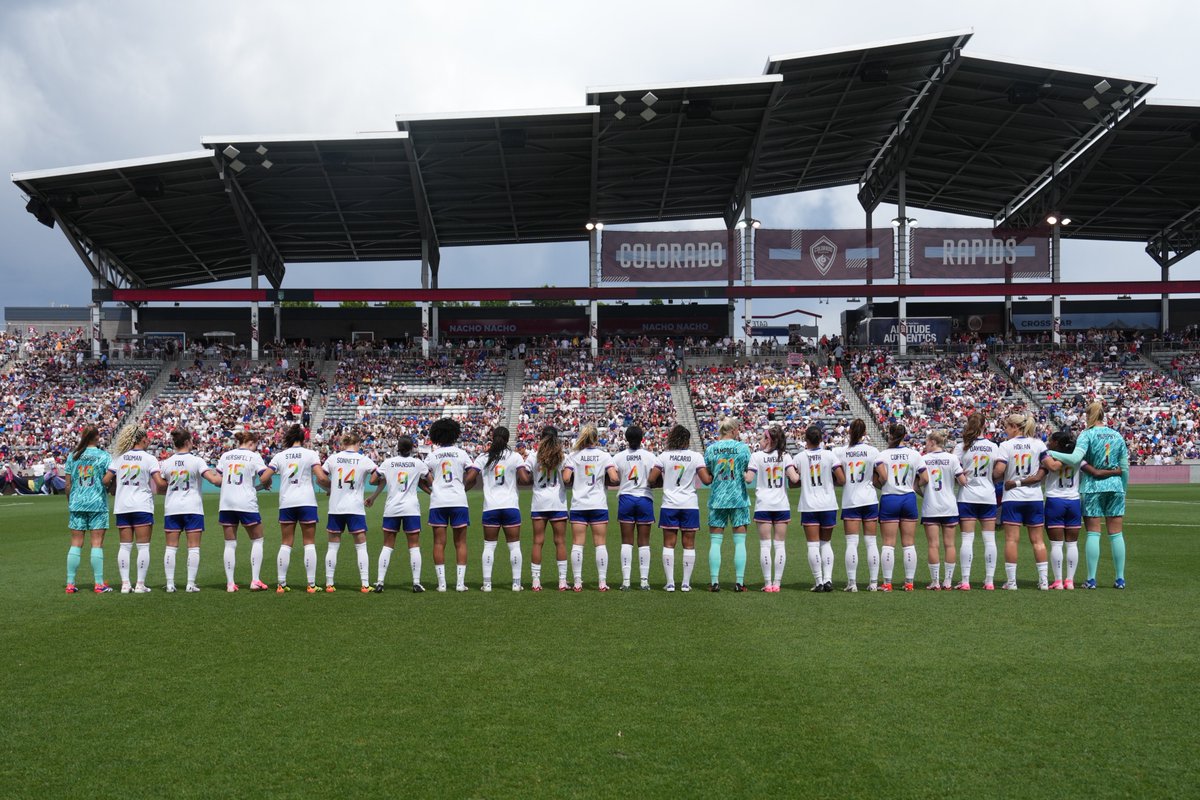 USWNT's tweet photo. 🇺🇸 🤝 🏳️‍🌈 

Soccer is a space for everyone and we're proud to celebrate our LGBTQ+ athletes and allies at today’s game. https://t.co/BGR2ibpAGn