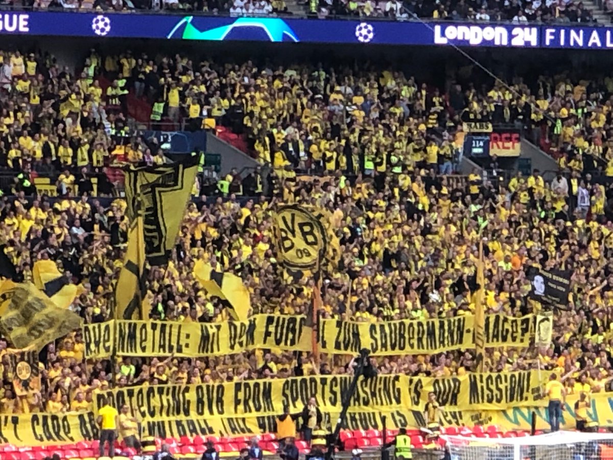🇩🇪“Rheinmetall: ¿utilizar el fútbol para crear una imagen más limpia? Proteger al BVB del lavado deportivo es nuestra misión La bandera que los hinchas del Dortmund mostraron en la final de la #UCLfinal en contra del nuevo patrocinador del club, la armamentística Rheinmetall.