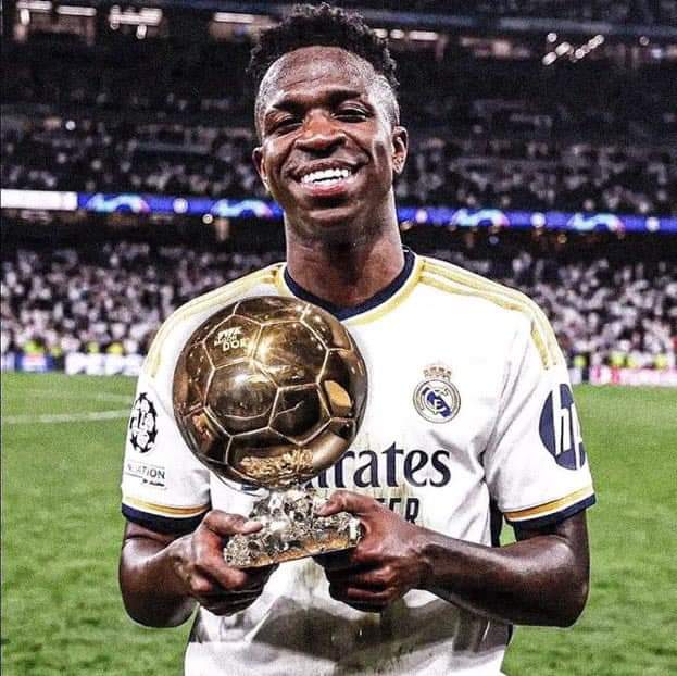 De São Gonçalo para o Mundo. O menino que os rivais o chamavam de neguebinha simplesmente porque ele surgiu no Flamengo, por ser negro e por PURA INVEJA. Hoje ele é o melhor jogador do mundo. A bola de ouro é sua e a Nação te AMA, Vini!
#boladeouro