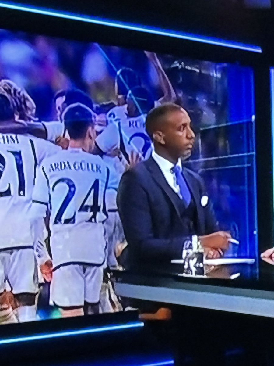 kribbenavgudarn's tweet photo. Henok i studion. Hård i byxan. Inte mycket att klaga på! #Henok #AIK #Goitom https://t.co/A3nwvSHpNi