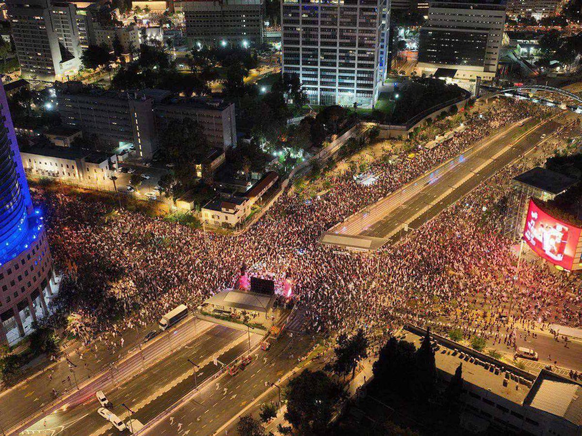 WarMonitors's tweet image. ⚡️Huge settler demonstration in Tel Aviv To demand a ceasefire agreement and the resignation of Netanyahu