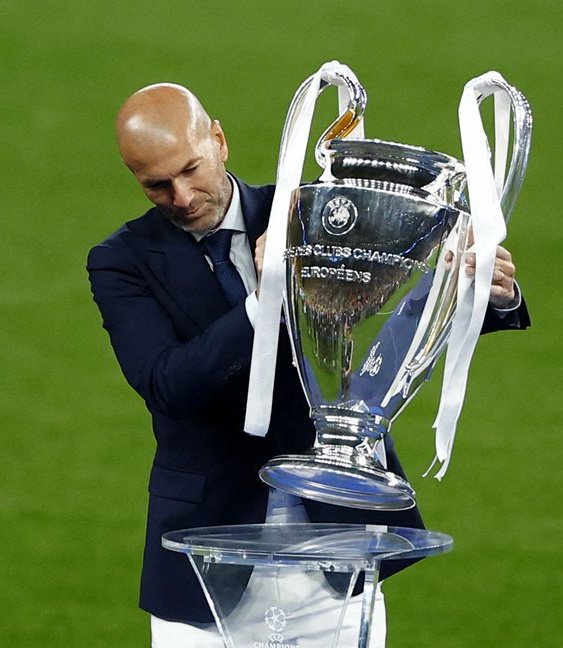 الأسطورة زين الدين زيدان في دوري الأبطال مع ريال مدريد :

• لاعب في التاسعة
• مساعد مدرب في العاشرة
• مدرب الفريق في الحاديه عشر
• مدرب الفريق في الثانيه عشر 
• مدرب الفريق في الثالثه عشر 
• كان في مدرجات الرابعة عشر 
• حامل الكأس في الخامسه عشر

أينما كان فهو يجلب الحظ