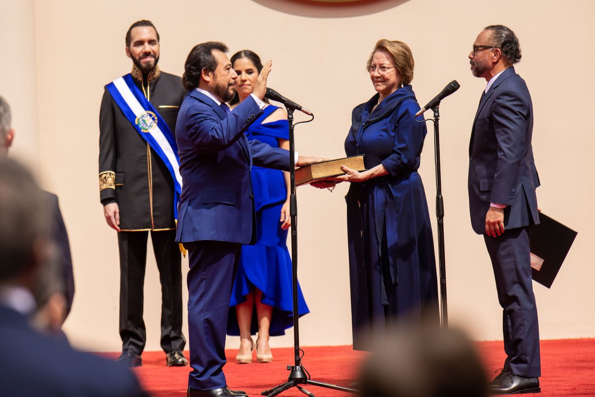 fulloa51's tweet photo. Hoy recibí la investidura como Vicepresidente de la República de El Salvador, para el período 2024-2029, ratificando nuestro firme compromiso de respetar el voto de confianza que el pueblo salvadoreño nos otorgó nuevamente. 

Seguiremos trabajando de forma incansable junto al Presidente @nayibbukele en este gran renacimiento de nuestro país, impulsando estrategias que fortalezcan el clima de paz,  salud, educación y el crecimiento económico. 🇸🇻
