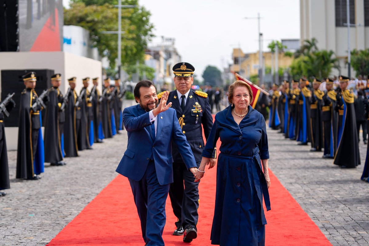 fulloa51's tweet photo. Hoy recibí la investidura como Vicepresidente de la República de El Salvador, para el período 2024-2029, ratificando nuestro firme compromiso de respetar el voto de confianza que el pueblo salvadoreño nos otorgó nuevamente. 

Seguiremos trabajando de forma incansable junto al Presidente @nayibbukele en este gran renacimiento de nuestro país, impulsando estrategias que fortalezcan el clima de paz,  salud, educación y el crecimiento económico. 🇸🇻