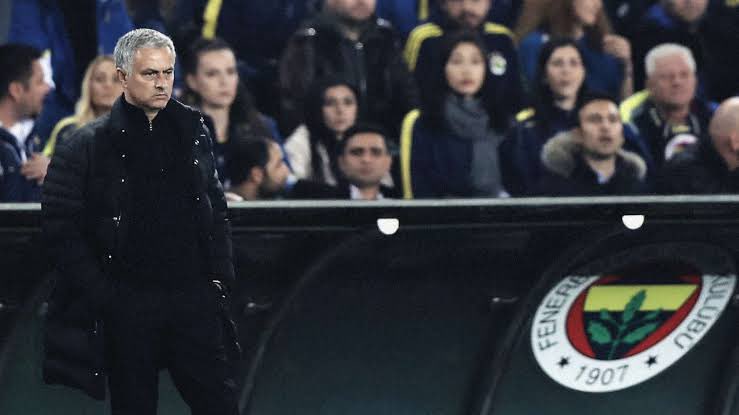 🟡🔵⚡️Yoğun istek üzerine Jose Mourinho’nun gelmesinden dolayı beni takip eden ve gönderiyi beğenen iki şanslı Fenerbahçe taraftarına Mourinho imzalı Fenerbahçe forması hediye edeceğim. Bol şanslar☺️🎁👕