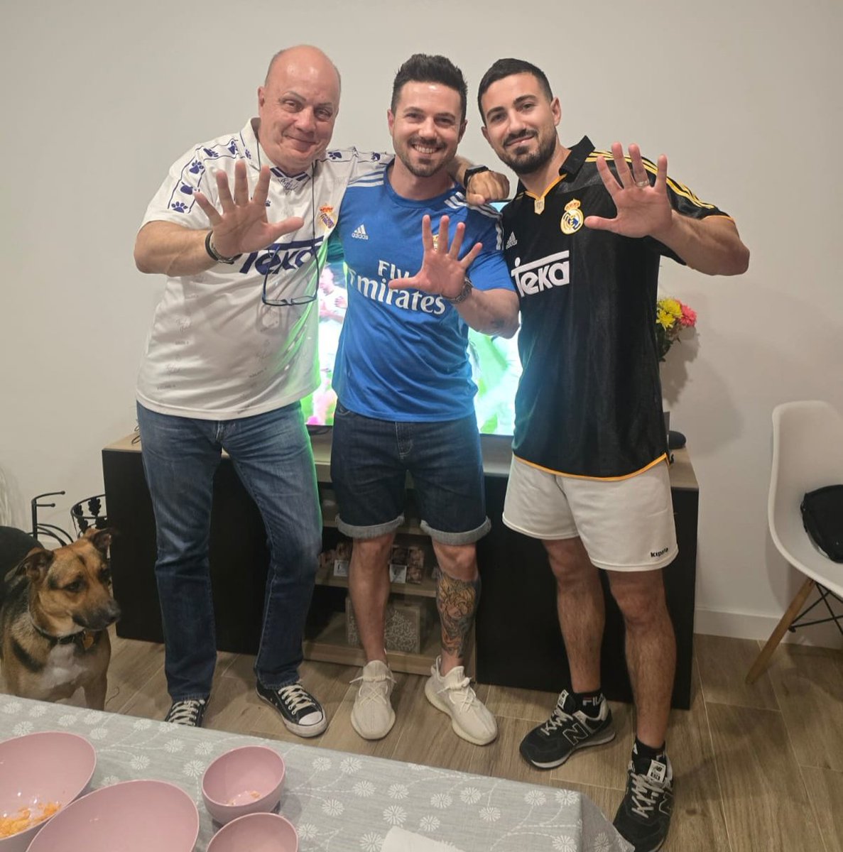 amukike's tweet photo. Ver la final con mis hijos al lado,con mis nietas presentes o en camino y poder escuchar a mi padre feliz tras el partido,q más puedo pedir ??
#halamadridynadamás #halamadrid 
#campeones https://t.co/R1cdVkLfk9