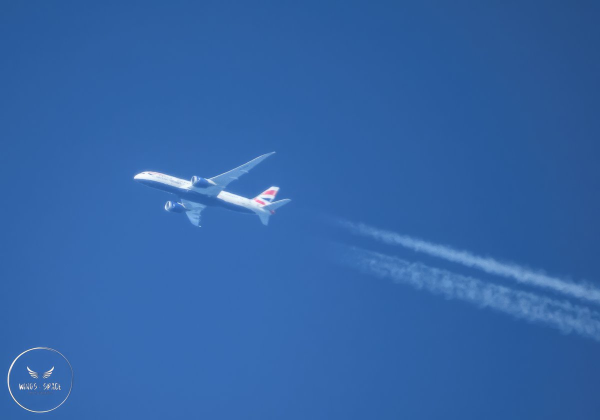 TheSnoopySnoop's tweet photo. Back garden shot of easyJet A319-111 OE-LKL on the turn for approach, around 2.5 miles distance

And #BA273 B767-8 G-ZBJD passing at 36,000ft (6.8 miles)

#avgeek #planespotting https://t.co/Jj3YkmrBgJ