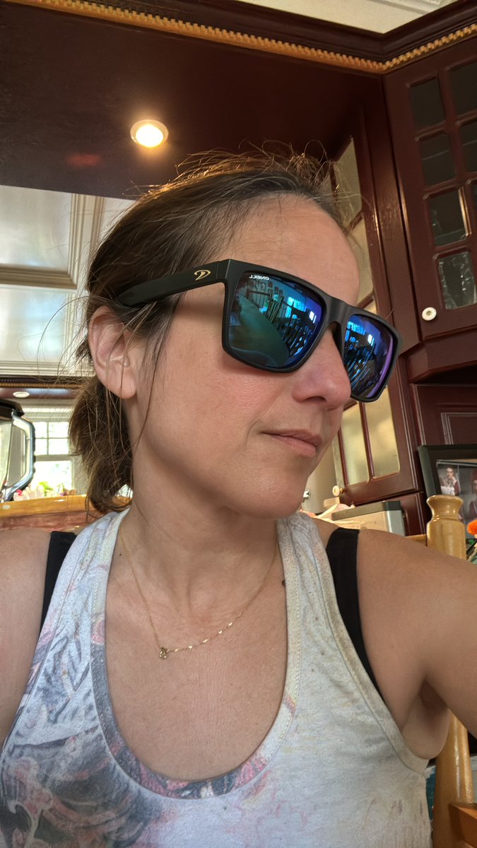 Natuxart's tweet image. I found my super size summer glasses . I’m la mosca 😂😂😂 #SummerModeOn