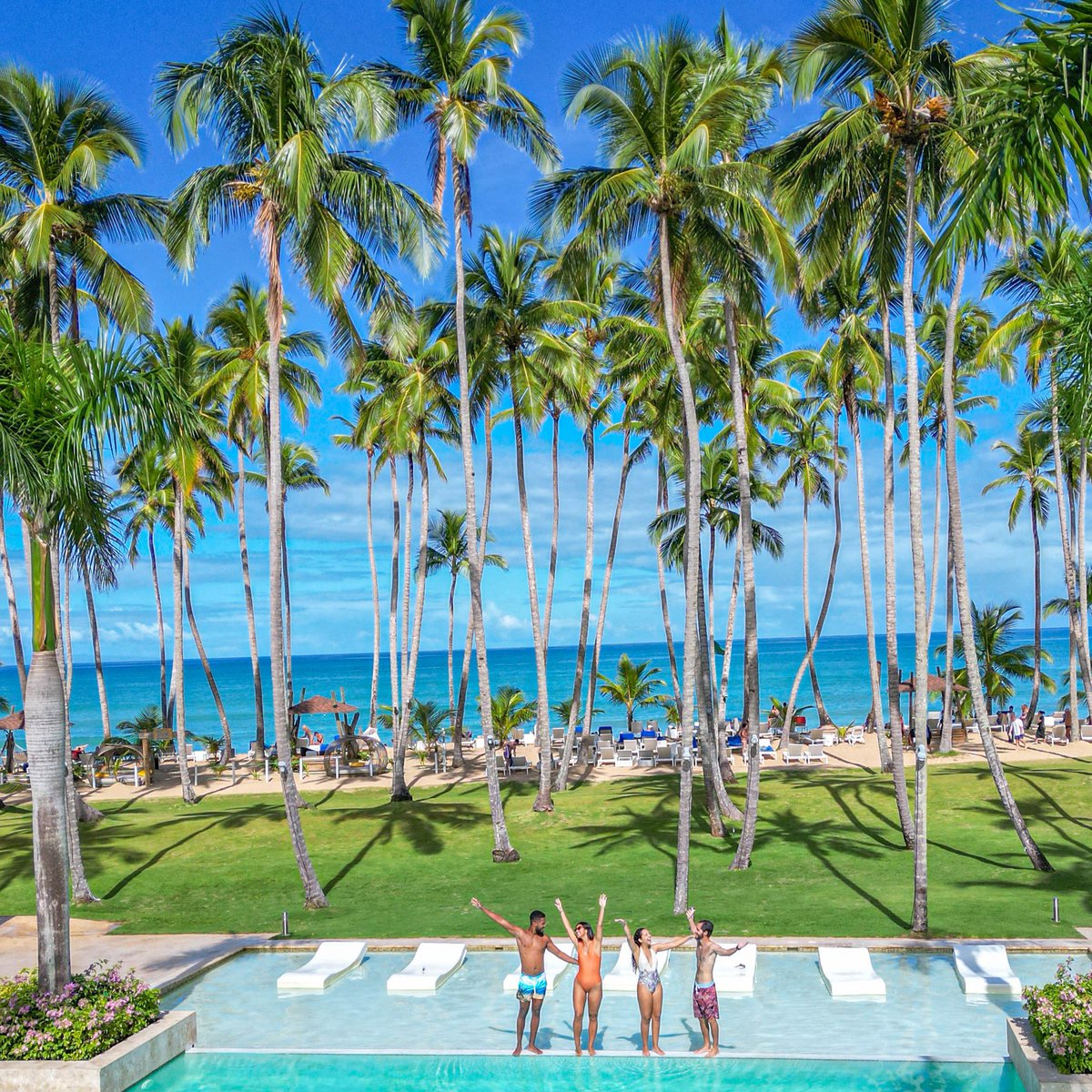 VivaResorts's tweet photo. We know summer just started, but hear us out - it’s not too early to start planning a #LaborDay weekend getaway. Plus. #VivaResorts by Wyndham has you covered with your 3rd night FREE! 🌊 #OnlyAtViva https://t.co/UYjspLy6DW