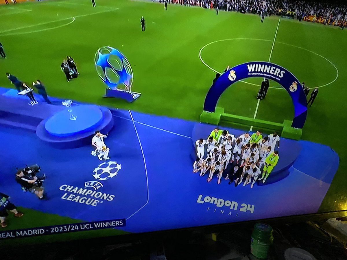 SMETvLive's tweet photo. #RealMadrid wins their 15th #ChampionsLeague trophy.

#UCL #UCLFinal #HalaMadrid https://t.co/oRCYVz1XNz