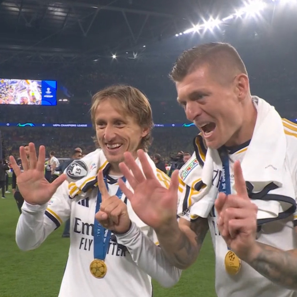 ActuFoot_'s tweet photo. On est dans un monde où des mecs célèbrent leur 6ème Ligue des Champions remportée. 🤯🏆

C'est surréaliste. https://t.co/30EK57vdyi