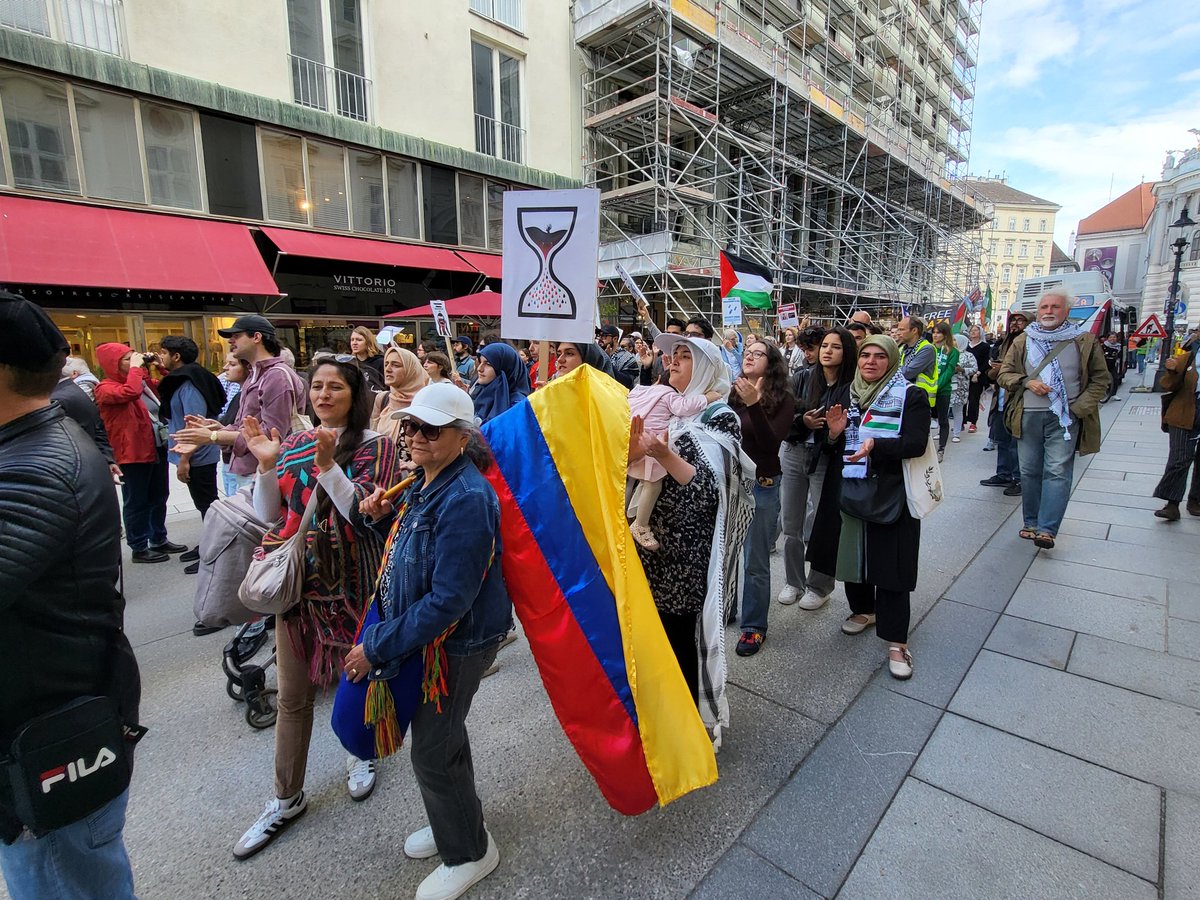 LuisCBarbado's tweet photo. Como cada sábado, salimos a las calles de Viena a exigis el cese del genocidio cometido por Israel. Gentes de todo el mundo. La causa Palestina es la causa de la humanidad. #CeasfireForGaza https://t.co/vdA4zHN3Tm
