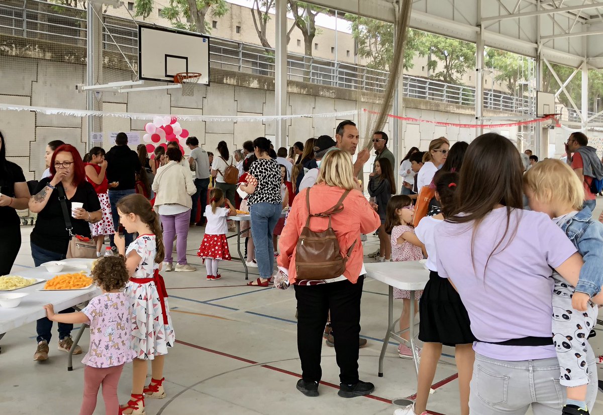 gitaneslametlla's tweet photo. Final de festa de la XIV Trobada Infantil de Gitanes amb l’animació de @JaumeBarri i vermut 🥂🥳

Gràcies per la col·laboració, @CASA_TIO 🤝🏻 https://t.co/dwGQOnY5to