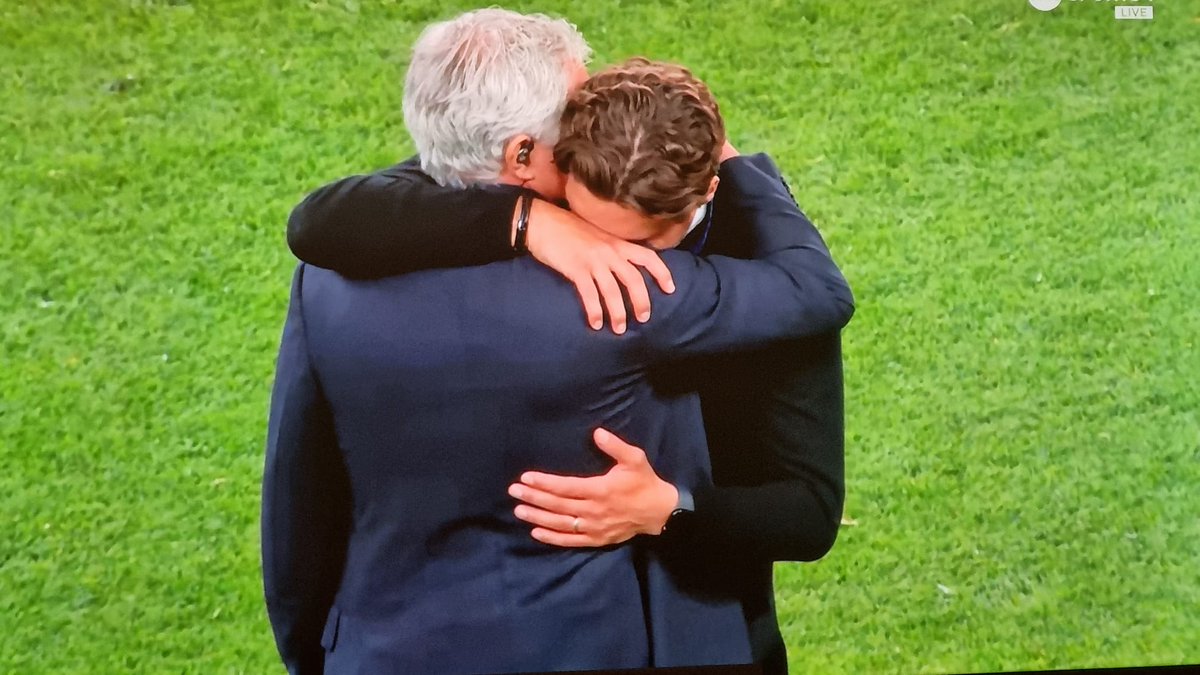 Instead of celebrating with his former team Real Madrid, Jose Mourinho went to hug the Borussia Dortmund manager Edin Terzic.

Pure class. ♥️👏🏻