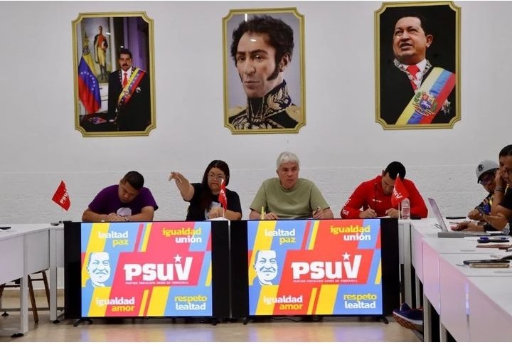 #PuebloEnLasRedes
Padrino Político <a href="/wcastroPSUV/">Wilmar Castro</a> se Reunió en el Psuv Barcelona con Estructura Estadal <a href="/psuvanz_ve/">🔴 PSUV ANZOÁTEGUI 🔴</a> Organización, Movilización, Técnica Electoral y Formadores de Testigos Electorales.
Dónde se evaluó el avance, alcance y el cumplimiento del 1x10 <a href="/NicolasMaduro/">Nicolás Maduro</a>