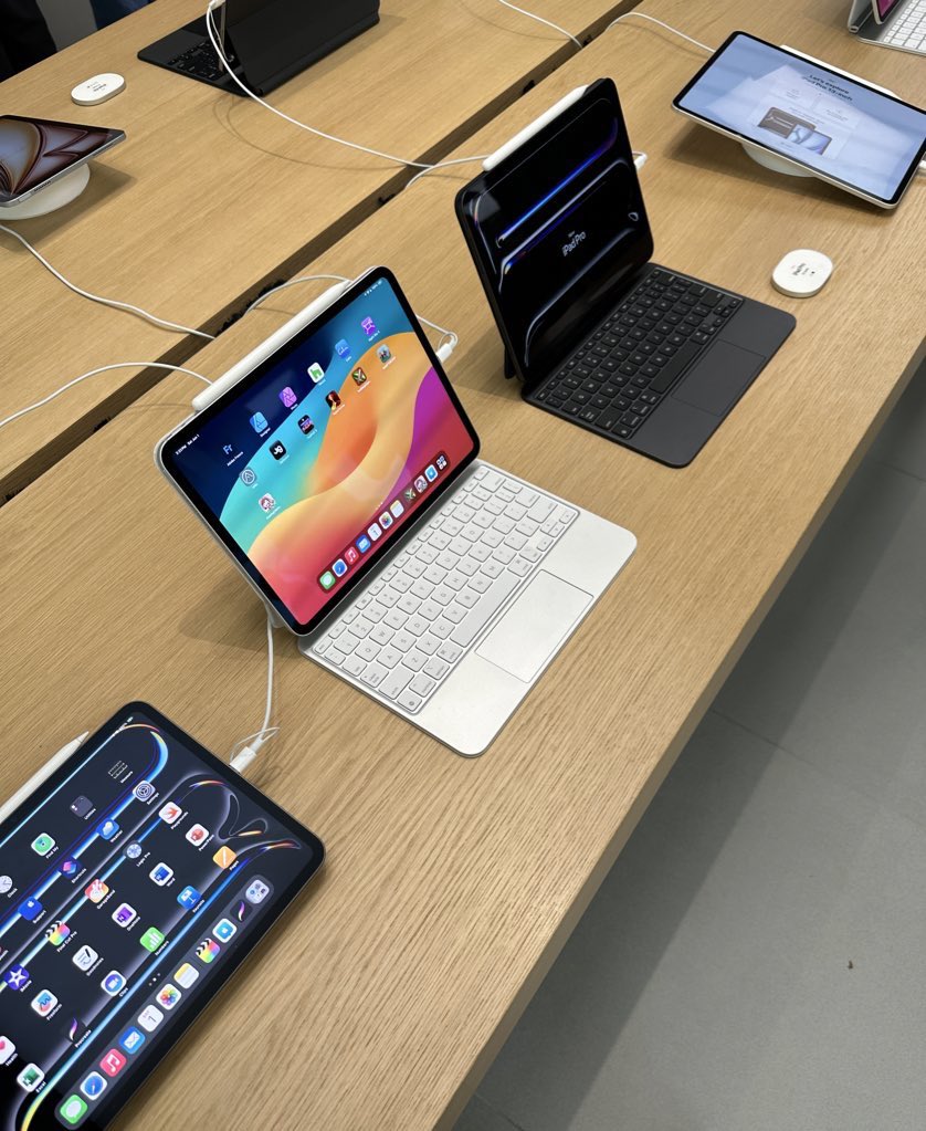 shantanugupta's tweet image. Okay, the hype is real. New #iPadPro &amp;amp; #MagicKeyboard are incredible. The lightness, thinness and overall package is brilliant. 

Good won @Apple