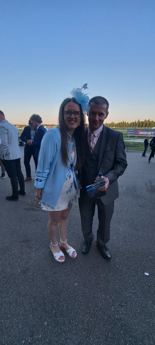 Merchantdennis's tweet photo. Great day out at the races with my family xxx https://t.co/hou2rXSqH7