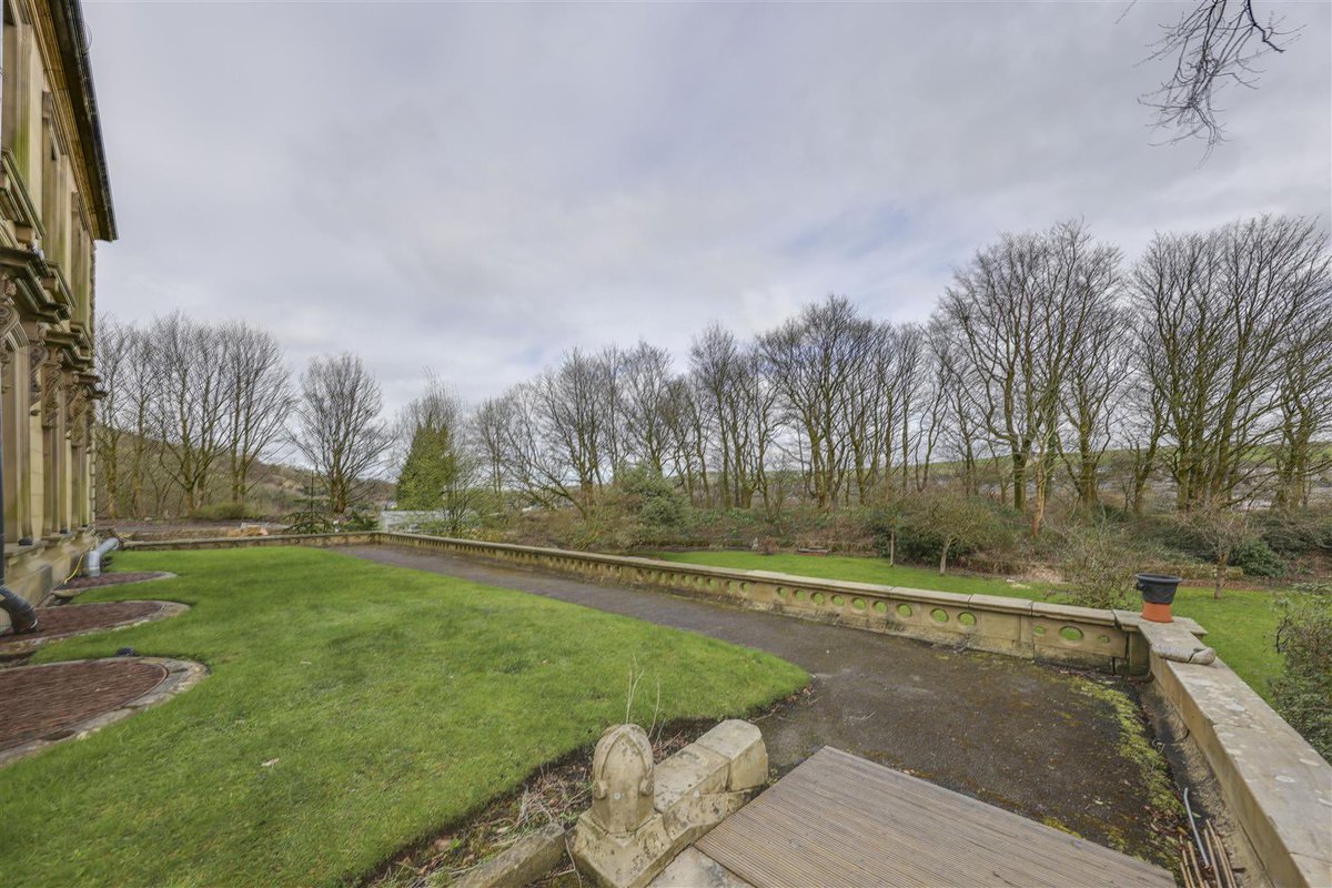 Any donations are welcomed to aid the purchase of my next (first) stately home. I assume this is how politicians do it so I might as well try. @Imakefurniture1 <a href="/AndrewxMontague/">Andrew Montague</a> <a href="/djmhughesuk/">Darren</a> if you help you get a room and a parking space whenever a rest is needed 🫣🫣🤣