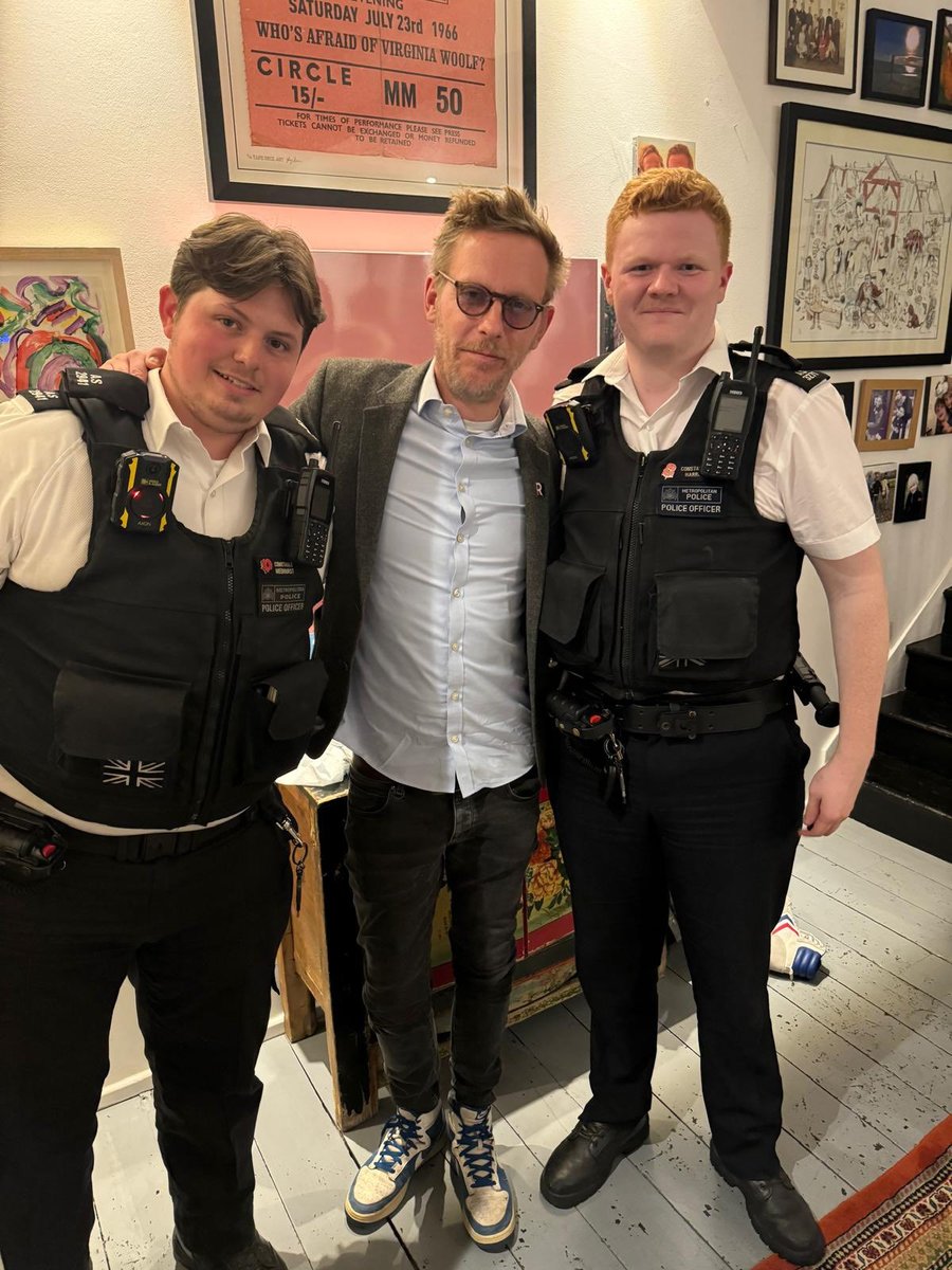 LozzaFox's tweet image. Good cops.