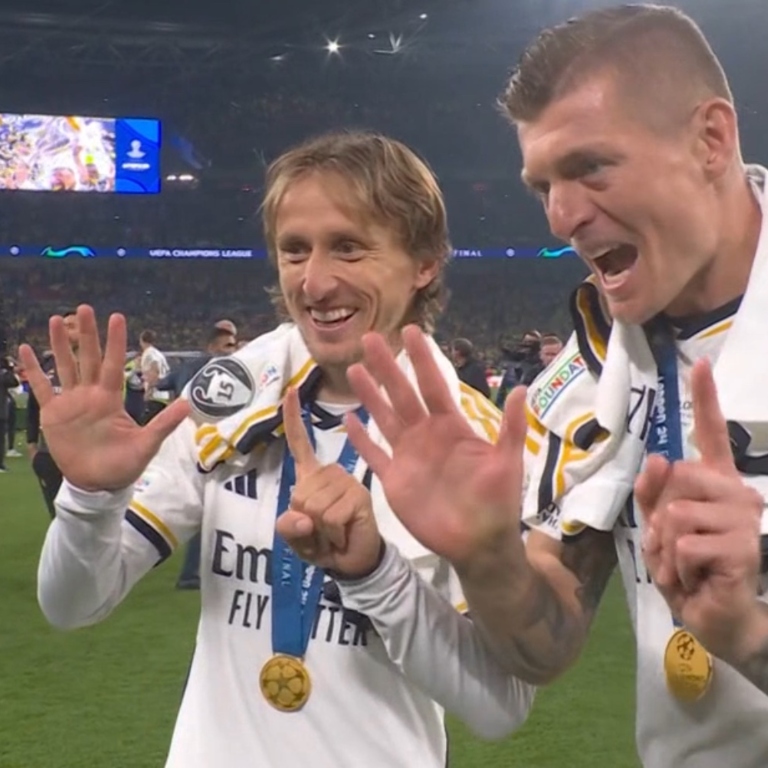 InvictosSomos's tweet photo. La imagen más especial de la noche en Wembley. Luka Modric y Toni Kroos celebrando sus 6 TÍTULOS DE UEFA CHAMPIONS LEAGUE. Sí, estás leyendo bien: ¡¡6 TÍTULOS DE UEFA CHAMPIONS LEAGUE!! para cada uno. OTRO NIVEL DE GRANDEZA.
