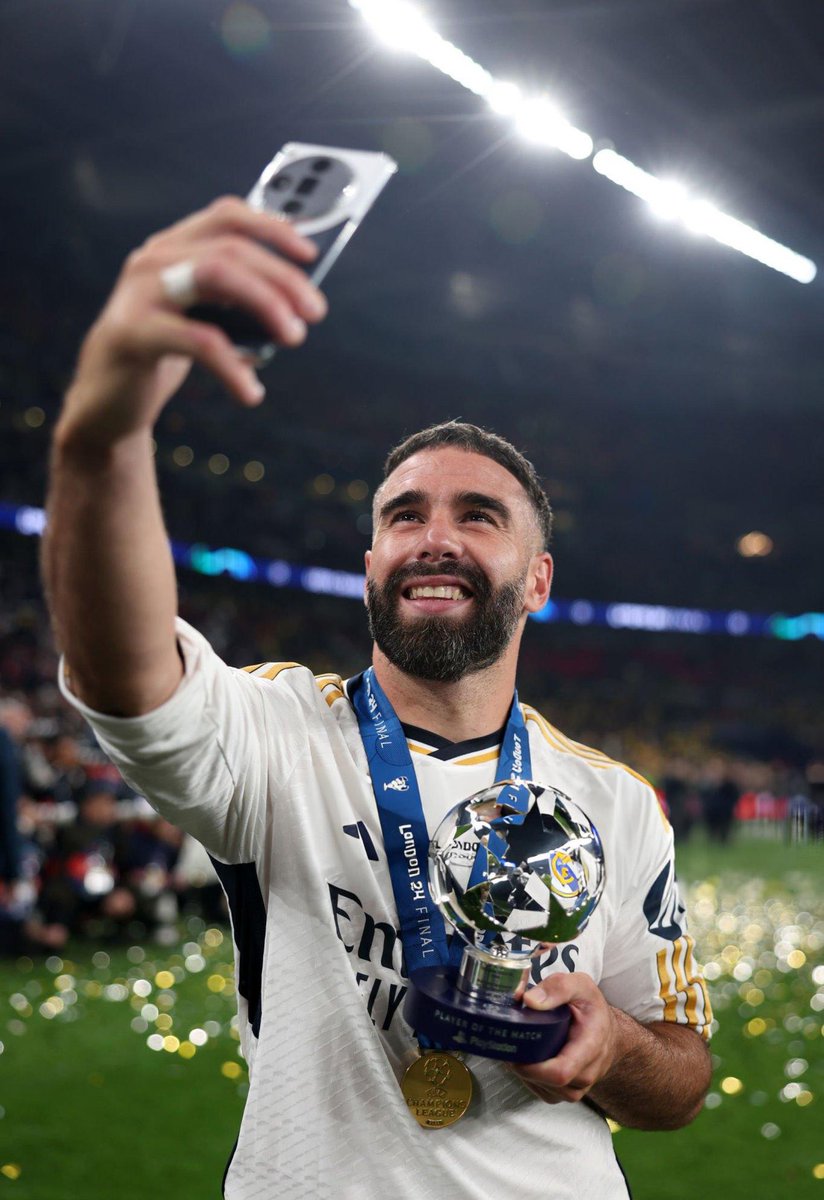ActuFoot_'s tweet photo. 🚨 OFFICIEL ! Dani Carvajal est élu 𝗛𝗢𝗠𝗠𝗘 𝗗𝗨 𝗠𝗔𝗧𝗖𝗛 de cette finale de Ligue des Champions ! 🇪🇸🎖️ https://t.co/WZDQ2lKwHp