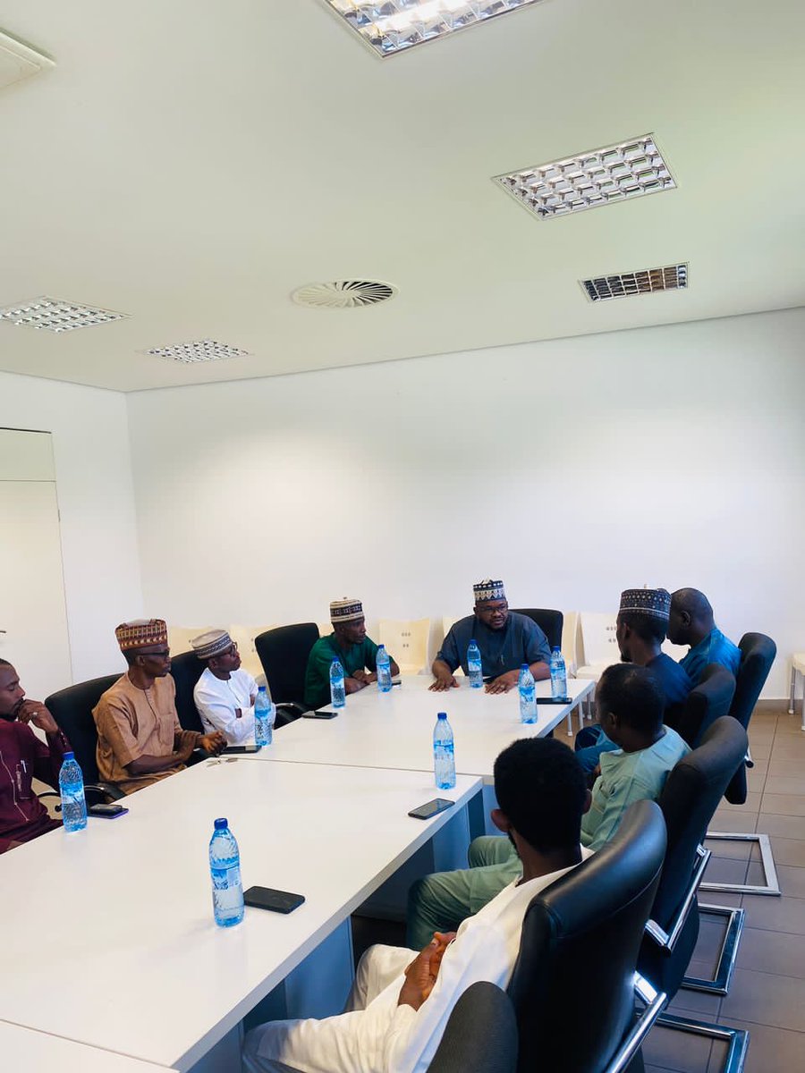 MSustaz's tweet photo. Ayau Kungiyar Party Executive, APC Youth Leaders Forum Kaduna South, sun ziyarci SSA Stakeholders Relation 1 Ms Ustaz. Inda suka nuna kauna da goyon baya da Gwamnatin Malan Uba Sani.  @ubasanius  @OfficialAPCNg @APCKaduna https://t.co/Bh8BppE2ee