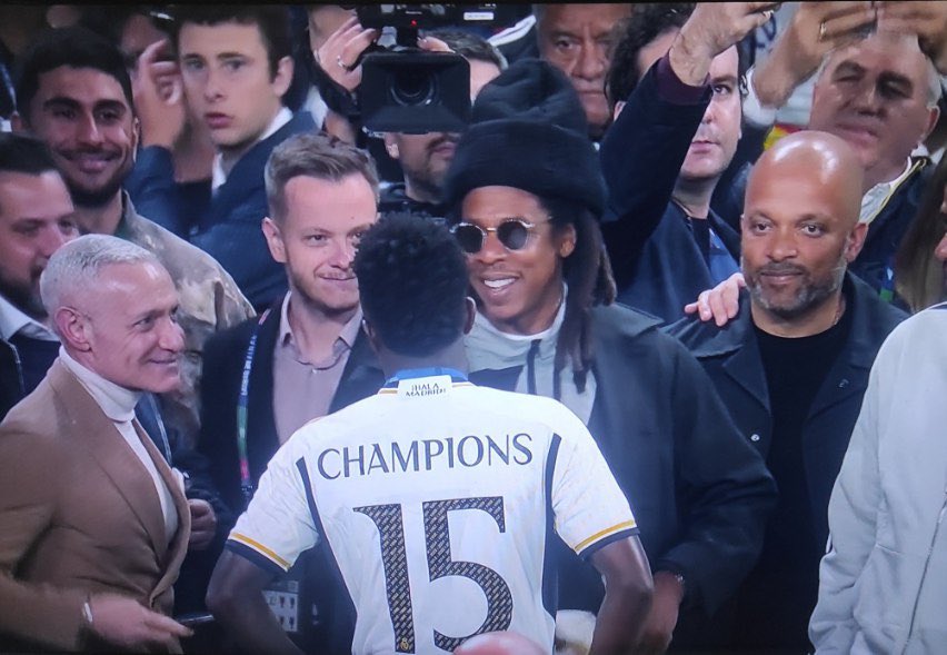 julioservan's tweet photo. Juan Carlos Rivero: "Ahí podemos ver a Vinicius con Inda, Rakitic, Lenny Kravitz y Vince Carter" https://t.co/PN350jrUID