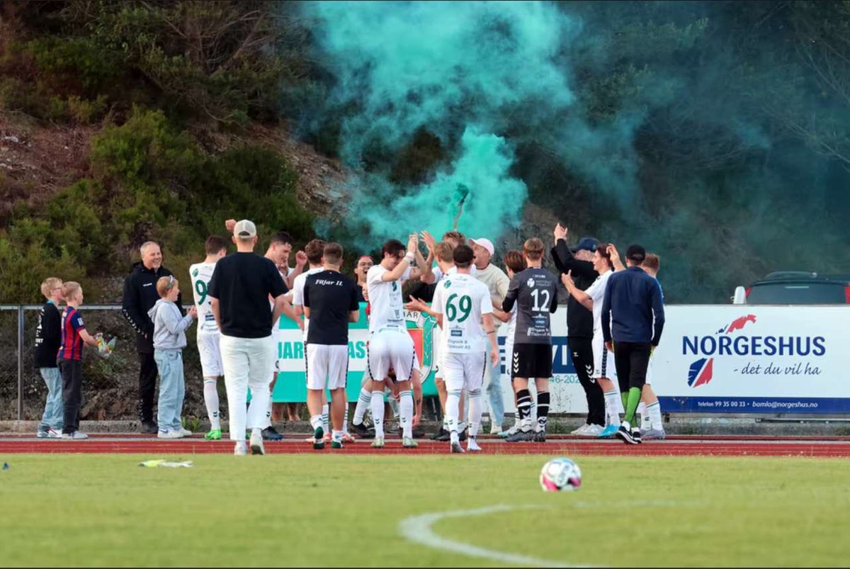 YtrStian's tweet photo. Joda jada som vi sier! Den grønne vegg! Faget, ty. Fitji fotballklubb + ultras!! https://t.co/KNEJCNF4PB