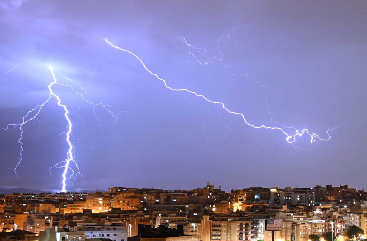 Oriol_RB's tweet photo. Sempre fa il·lusió caçar llamps 😏⚡ #Badalona https://t.co/MliP5UtSpd