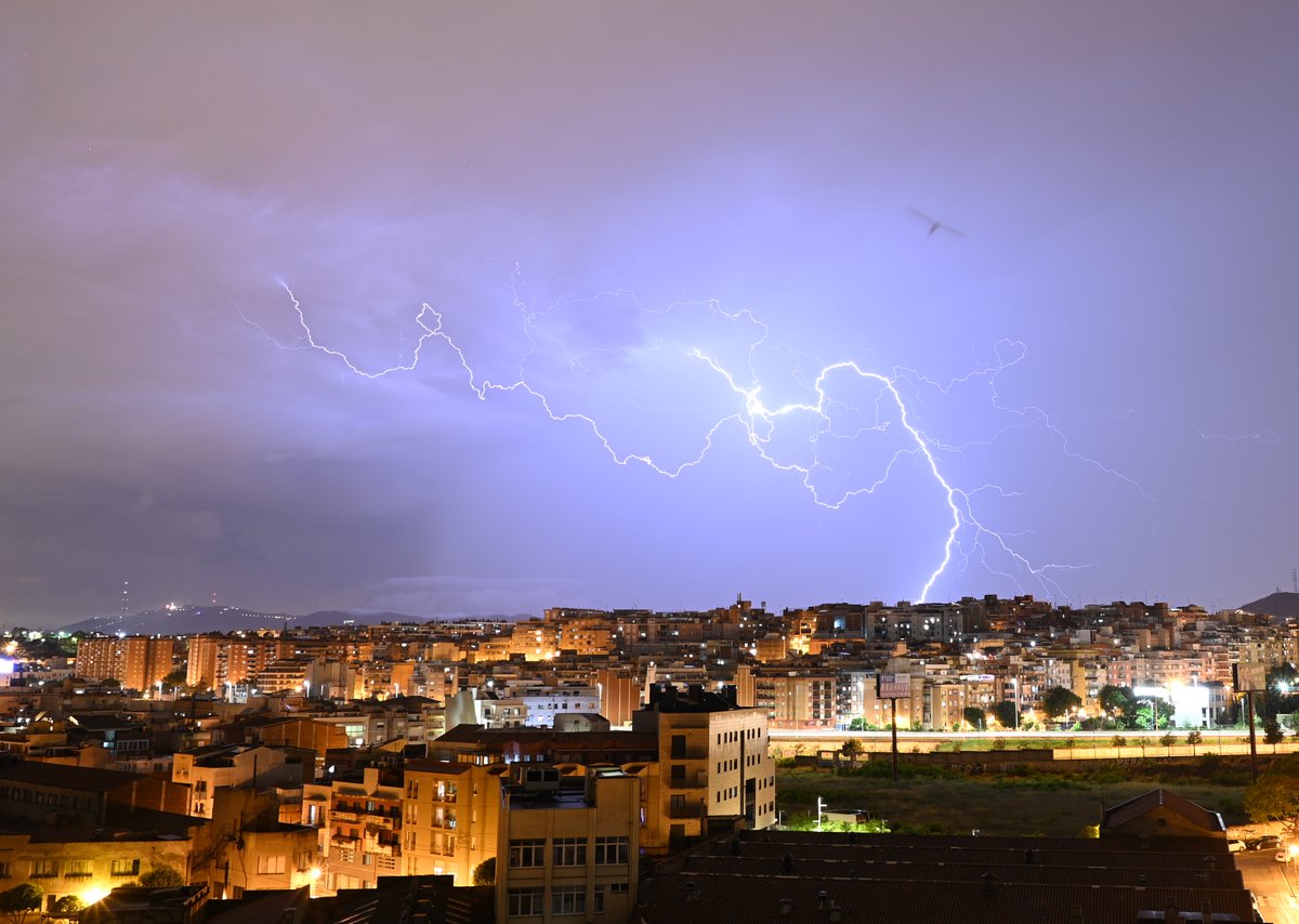 Oriol_RB's tweet photo. Sempre fa il·lusió caçar llamps 😏⚡ #Badalona https://t.co/MliP5UtSpd