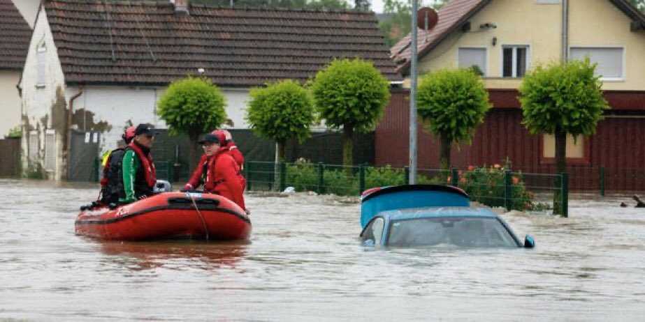 Überschwemmungen sind eindeutig effektiver als Klimaaktivisten. Und ne Rettungsgasse gib’s auch nicht.