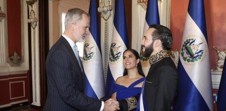 Bukele ha vuelto a tomar posesión como Presidente violando la Constitución de El Salvador al no ser legal su reelección, pero no ha recibido ninguna sanción de EE.UU o la Unión Europea. Queda claro a quién le interesa.