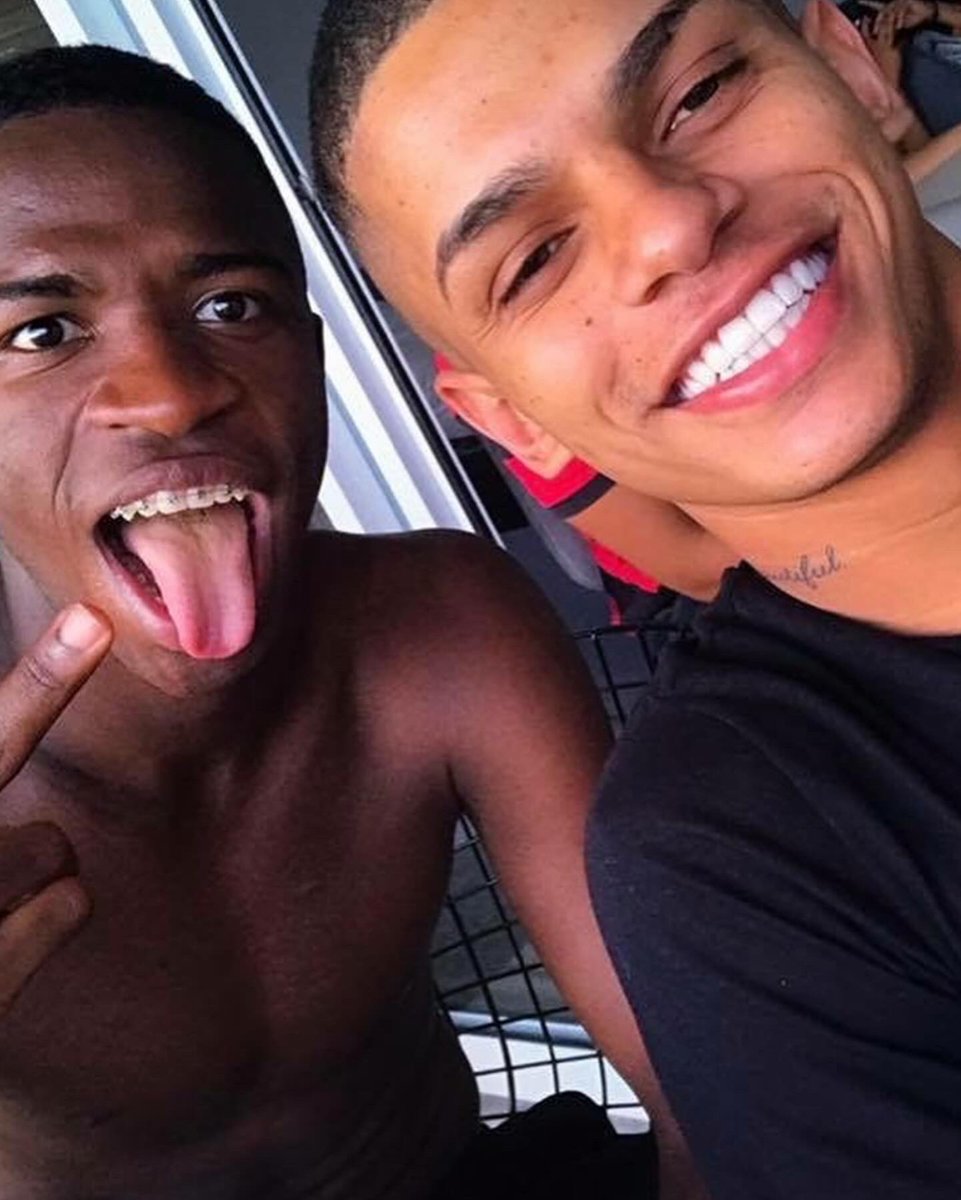 mc_maneirinho's tweet photo. TINHA QUE SER VOCÊ IRMÃO, NÃO TINHA ROTEIRO MELHOR. LEMBRO DA GENTE JOGANDO FIFA LA EM SÃO GONÇALO E VOCÊ FALOU QUE UM DIA TARIA LA, E OLHA AONDE VOCÊ CHEGOU MLK. DEUS ESSE MLK MERECE MUITO, O BRASIL TE AMA IRMÃO VOCE CONSEGUIU. QUE ORGULHO DE PODER FALAR QUE VI SEU CRESCIMENTO DE PERTO MANO 🤍🤍🤍 Hoje o mundo vai te aplaudir de pé depois de tudo que você passou. Esses racistas vazios você calou eles. Eu sei nem oq falar, você sua família, seu pai, que orgulho de ter visto isso crescer tão de perto. Você é o melhor do mundo @vinijr tras a bola de ouro pra nossa área, pro outro lado da poça. Pra quem veio da onde nós veio, hoje é um dia pra ficar pra história, orgulho!!