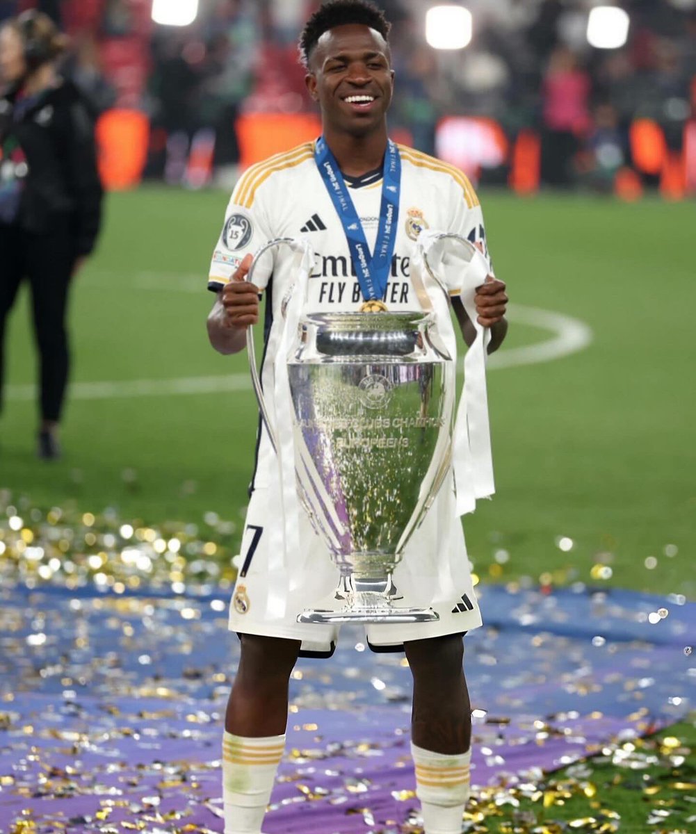 mc_maneirinho's tweet photo. TINHA QUE SER VOCÊ IRMÃO, NÃO TINHA ROTEIRO MELHOR. LEMBRO DA GENTE JOGANDO FIFA LA EM SÃO GONÇALO E VOCÊ FALOU QUE UM DIA TARIA LA, E OLHA AONDE VOCÊ CHEGOU MLK. DEUS ESSE MLK MERECE MUITO, O BRASIL TE AMA IRMÃO VOCE CONSEGUIU. QUE ORGULHO DE PODER FALAR QUE VI SEU CRESCIMENTO DE PERTO MANO 🤍🤍🤍 Hoje o mundo vai te aplaudir de pé depois de tudo que você passou. Esses racistas vazios você calou eles. Eu sei nem oq falar, você sua família, seu pai, que orgulho de ter visto isso crescer tão de perto. Você é o melhor do mundo @vinijr tras a bola de ouro pra nossa área, pro outro lado da poça. Pra quem veio da onde nós veio, hoje é um dia pra ficar pra história, orgulho!!