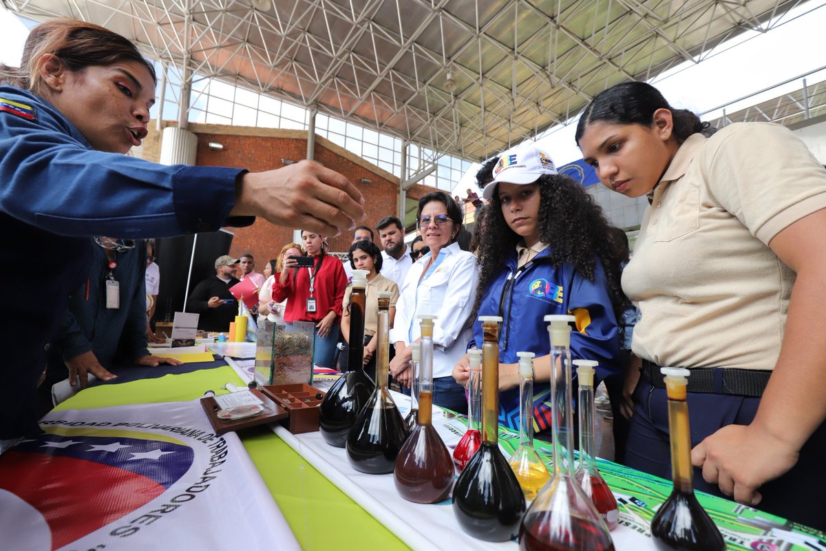 AndyPrensa's tweet photo. #EnFotos📸 || Cumpliendo el compromiso con el Presidente Nicolás Maduro en su programa @ConMaduroMas_ se realizó el Lanzamiento de la Feria de Oportunidades de Estudio en los estados de Monagas y Trujillo.

¡Generación genial de la Venezuela Potencia!

#PuebloEnLasRedes https://t.co/THLjJwC0gE