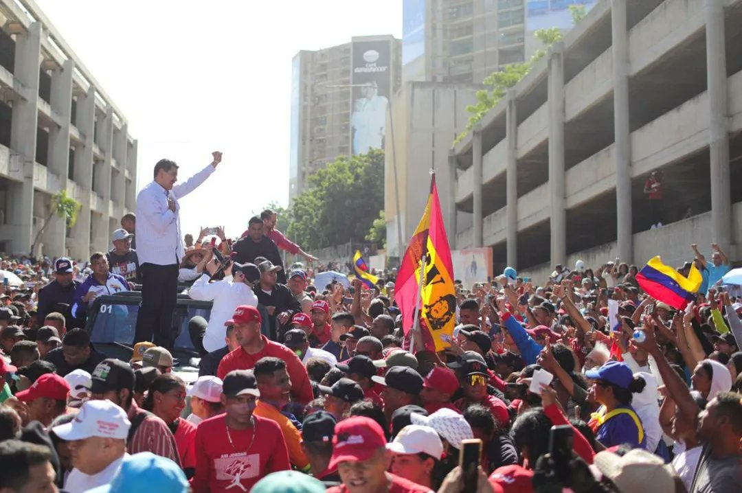 psuvlara2023's tweet photo. #EstadoZulia
#1Jun|| El pueblo zuliano desbordó sus calles en amor y alegría al recibir a nuestro presidente @nicolasmaduro ❤️
#LaEsperanzaEstáEnLaCalle
.
.
.
@dcabellor
@jorgerpsuv
@AdolfoP_Oficial
@PartidoPSUV
@JuanCSierraPSUV https://t.co/q4eTDJcUZv