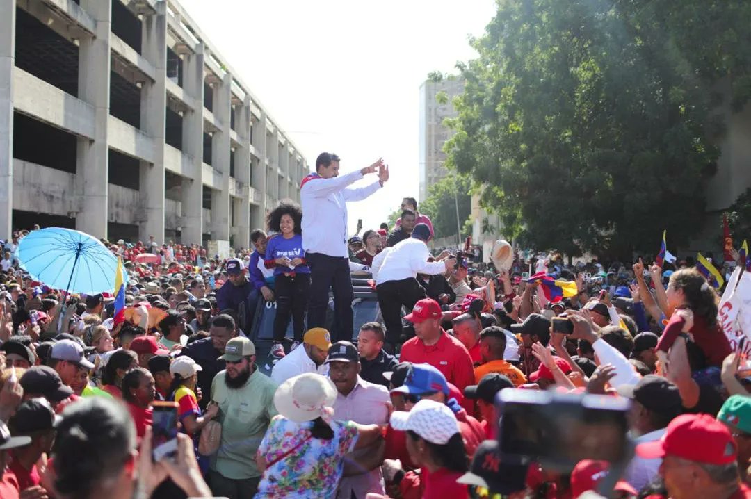 psuvlara2023's tweet photo. #EstadoZulia
#1Jun|| El pueblo zuliano desbordó sus calles en amor y alegría al recibir a nuestro presidente @nicolasmaduro ❤️
#LaEsperanzaEstáEnLaCalle
.
.
.
@dcabellor
@jorgerpsuv
@AdolfoP_Oficial
@PartidoPSUV
@JuanCSierraPSUV https://t.co/q4eTDJcUZv