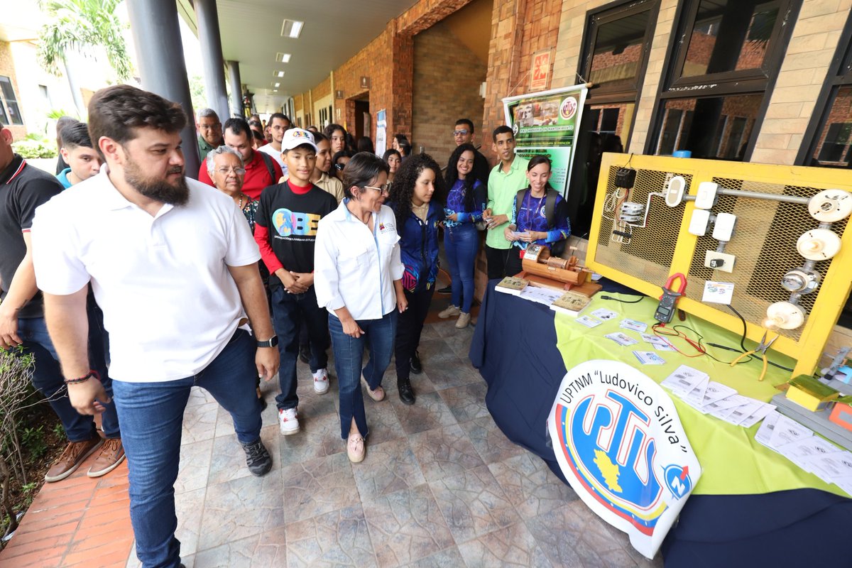 AndyPrensa's tweet photo. #EnFotos📸 || Cumpliendo el compromiso con el Presidente Nicolás Maduro en su programa @ConMaduroMas_ se realizó el Lanzamiento de la Feria de Oportunidades de Estudio en los estados de Monagas y Trujillo.

¡Generación genial de la Venezuela Potencia!

#PuebloEnLasRedes https://t.co/THLjJwC0gE